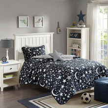 Load image into Gallery viewer, Twin Navassa Reversible Quilt Set with Throw Pillow
