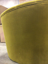 Load image into Gallery viewer, Commodore 31.5'' Wide Barrel Chair
