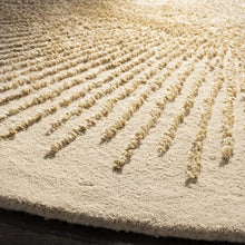 Load image into Gallery viewer, SAFAVIEH Soho Collection 6&#39; x 6&#39; Round Beige / Beige Handmade Premium Wool &amp; Viscose Area Rug

