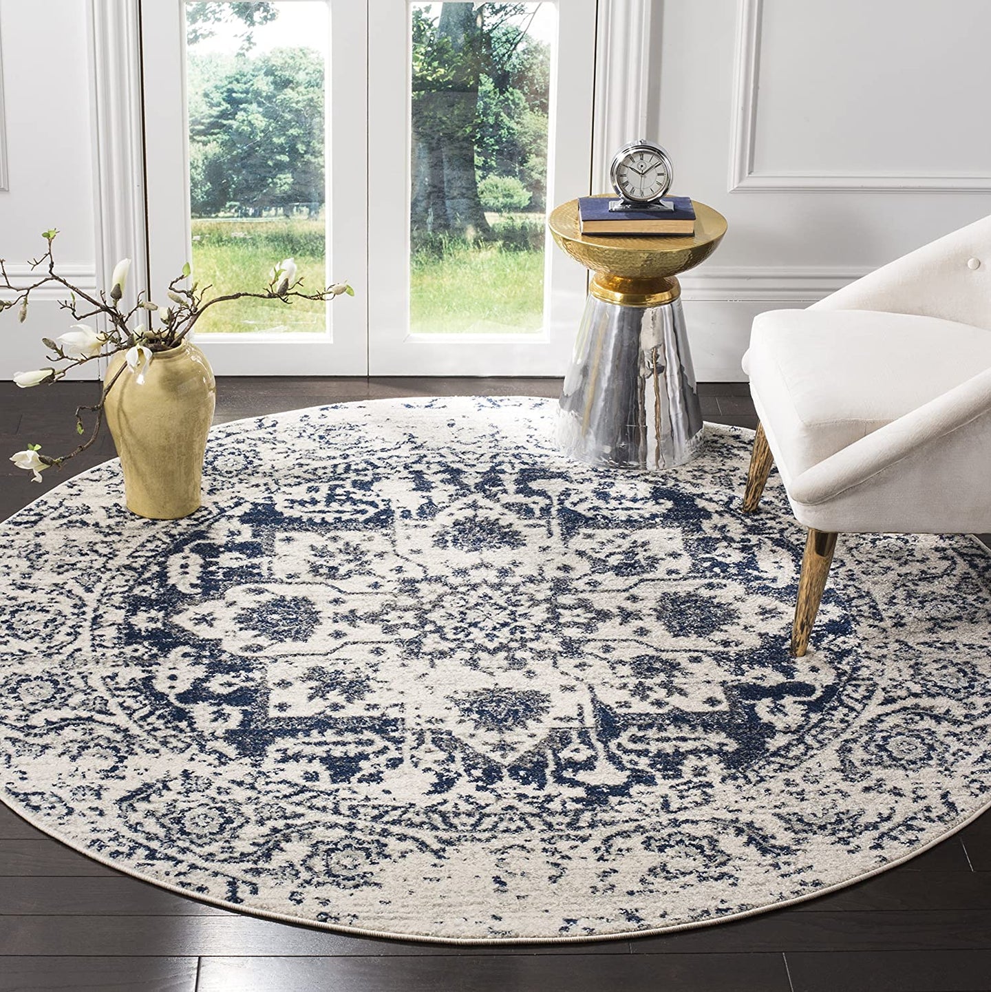 SAFAVIEH Madison Collection 4' x 4' Round Cream / Navy Oriental Snowflake Medallion Distressed Non-Shedding Dining Room Entryway Foyer Living Room Bedroom Area Rug
