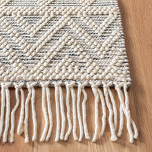 Load image into Gallery viewer, SAFAVIEH Natura Collection 2&#39;6&quot; x 4&#39; Ivory / Black Handmade Moroccan Boho Fringe Wool Accent Rug
