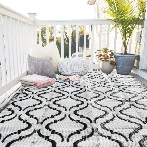 Aidan-Scott Moroccan Machine Woven Indoor / Outdoor Area Rug in White-Black 5 x 8