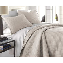 Load image into Gallery viewer, Barron Microfiber Reversible Quilt Set king

