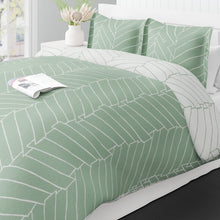 Load image into Gallery viewer, Ceres Green/White Standard Cotton 150 TC Reversible Modern &amp; Contemporary Duvet Cover Set king
