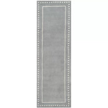 Load image into Gallery viewer, Cruz Handmade Tufted Wool Silver/Ivory Rug 2&#39;3&quot; x 7
