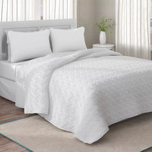 Load image into Gallery viewer, Dastan Microfiber Reversible Modern &amp; Contemporary Coverlet / Bedspread Set king
