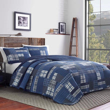 Load image into Gallery viewer, Eastmont Reversible Quilt Set 3835RR
