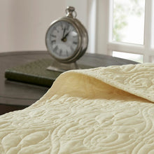 Load image into Gallery viewer, Epping Reversible Coverlet Set MRM672
