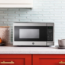 Load image into Gallery viewer, 17.3125&#39;&#39; 0.7 Cubic Feet cu. ft. Countertop Microwave
