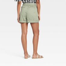 Load image into Gallery viewer, Women&#39;s Pleat Front Shorts
