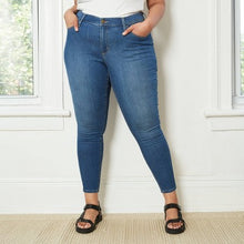 Load image into Gallery viewer, Women&#39;s Plus Size Mid Rise Skinny Jeans
