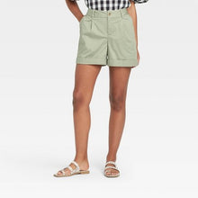 Load image into Gallery viewer, Women&#39;s Pleat Front Shorts
