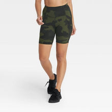 Load image into Gallery viewer, Women&#39;s Sculpted Linear High-Waisted Bike Shorts 7&quot;
