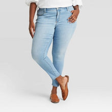 Load image into Gallery viewer, Women&#39;s Plus Size Mid-Rise Skinny Jeans
