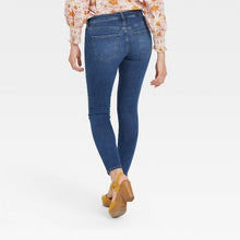 Load image into Gallery viewer, Women&#39;s Mid-Rise Curvy Skinny Jeans

