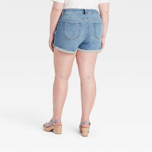Load image into Gallery viewer, Women&#39;s Plus Size Midi Jean Shorts
