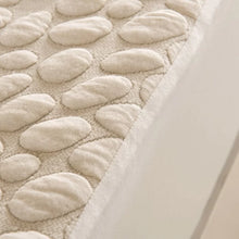 Load image into Gallery viewer, Hypoallergenic and Waterproof Fitted Mattress Protector twin
