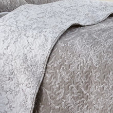 Load image into Gallery viewer, Jake-Lee Microfiber Reversible Traditional Quilt Set king/ cali king
