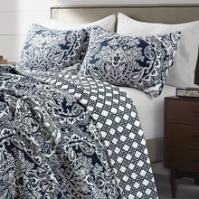 Load image into Gallery viewer, Jeske 100% Cotton 320 TC Reversible Traditional 3 Piece Quilt Set full/queen
