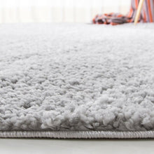 Load image into Gallery viewer, Jiang Shag Area Rug in Silver, Round 5&#39;
