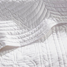 Load image into Gallery viewer, Full/Queen Coverlet + 2 Standard Shams White Journey 3 Piece Reversible Scalloped Edge Coverlet Set
