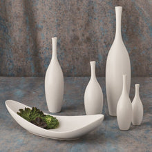 Load image into Gallery viewer, Juggler Ceramic Table Vase GL1644
