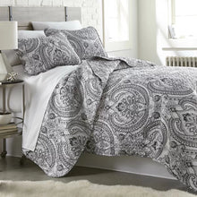 Load image into Gallery viewer, Ludvik Microfiber Reversible Traditional Quilt Set full/queen
