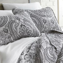 Load image into Gallery viewer, Ludvik Microfiber Reversible Traditional Quilt Set full/queen
