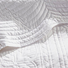 Load image into Gallery viewer, King/ Cal. King Coverlet + 2 King Shams White McMurray Reversible Coverlet Set 1356CDR
