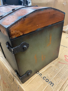11"H x 15.75" W x 11.5" D Yandel Vintage Trunk 6339RR