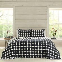 Load image into Gallery viewer, Pienet Kivet Black/White Standard Cotton 136 TC Reversible Modern &amp; Contemporary Quilt Set
