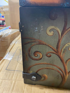 11"H x 15.75" W x 11.5" D Yandel Vintage Trunk 6339RR