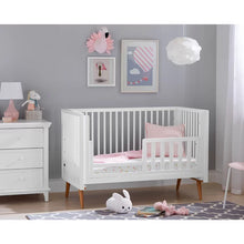 Load image into Gallery viewer, Roscoe 3 in 1 Convertible Crib
