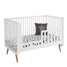 Load image into Gallery viewer, Roscoe 3 in 1 Convertible Crib
