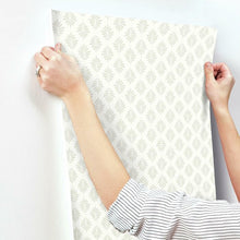 Load image into Gallery viewer, 27&#39; x 27&quot; Saskia Floral Wallpaper
