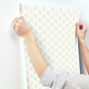 27' x 27" Saskia Floral Wallpaper