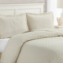 Load image into Gallery viewer, Standard Cotton 136 TC Reversible 3 Piece Quilt Set full/queen
