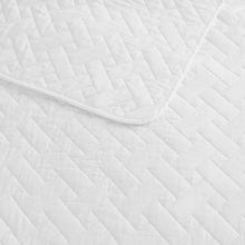Load image into Gallery viewer, King Quilt + 2 King Shams White Standard Cotton 136 TC Reversible 3 Piece Quilt Set
