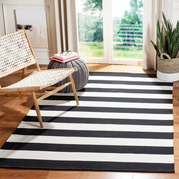 Montauk  Black/Ivory 5 ft. x 8 ft. Area Rug 4399RR