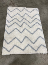 Load image into Gallery viewer, Pillowfort 48&quot;x66&quot; Chevron Shag Area Rug Cream(1686RR)
