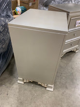 Load image into Gallery viewer, Set of 2 night stands
