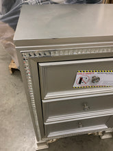 Load image into Gallery viewer, Set of 2 night stands
