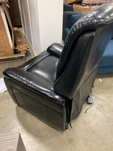 Load image into Gallery viewer, Jaliyiah power lift recliner-Black
