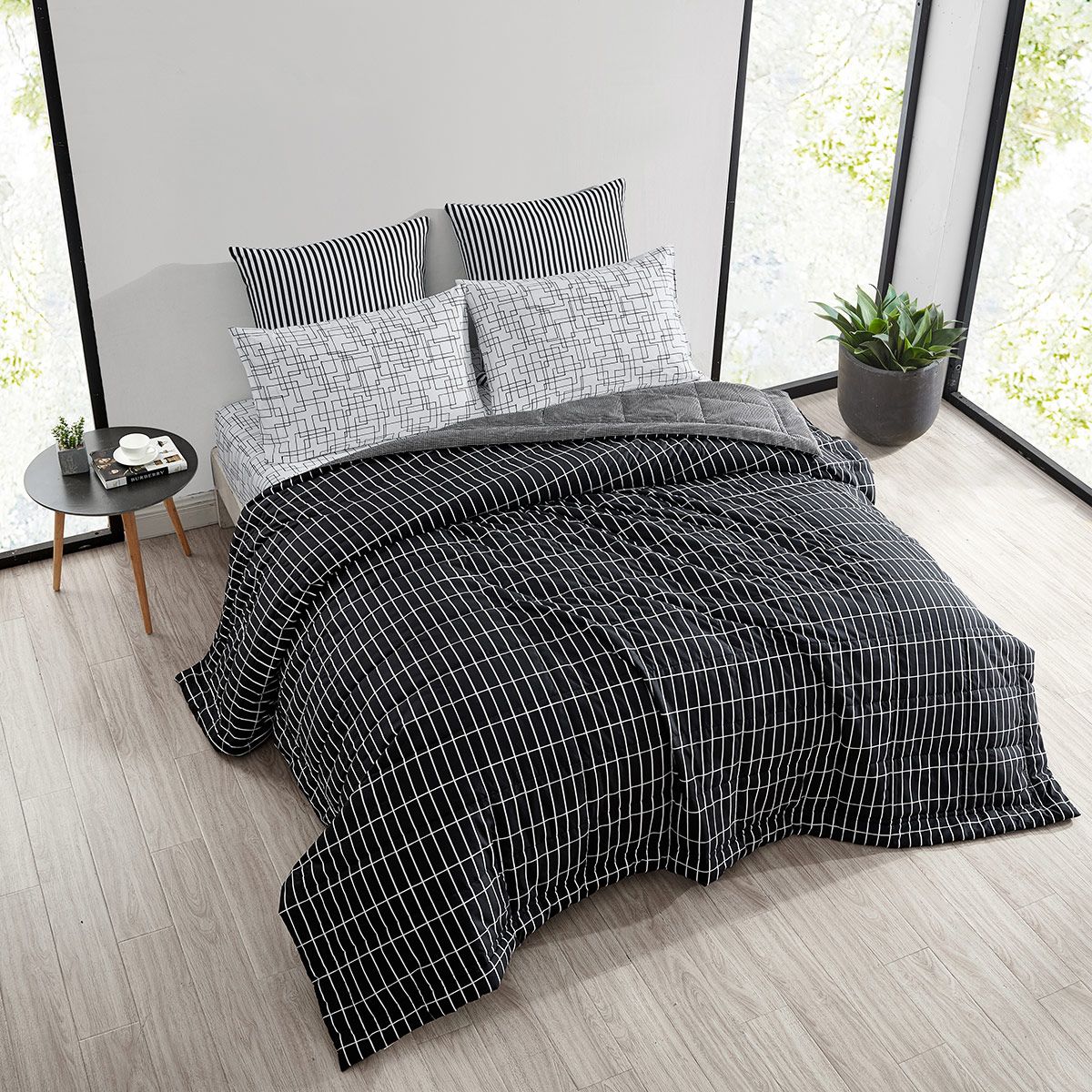 Marimekko Pieni Tiiliskivi Black / White Twin Quilted Blanket
