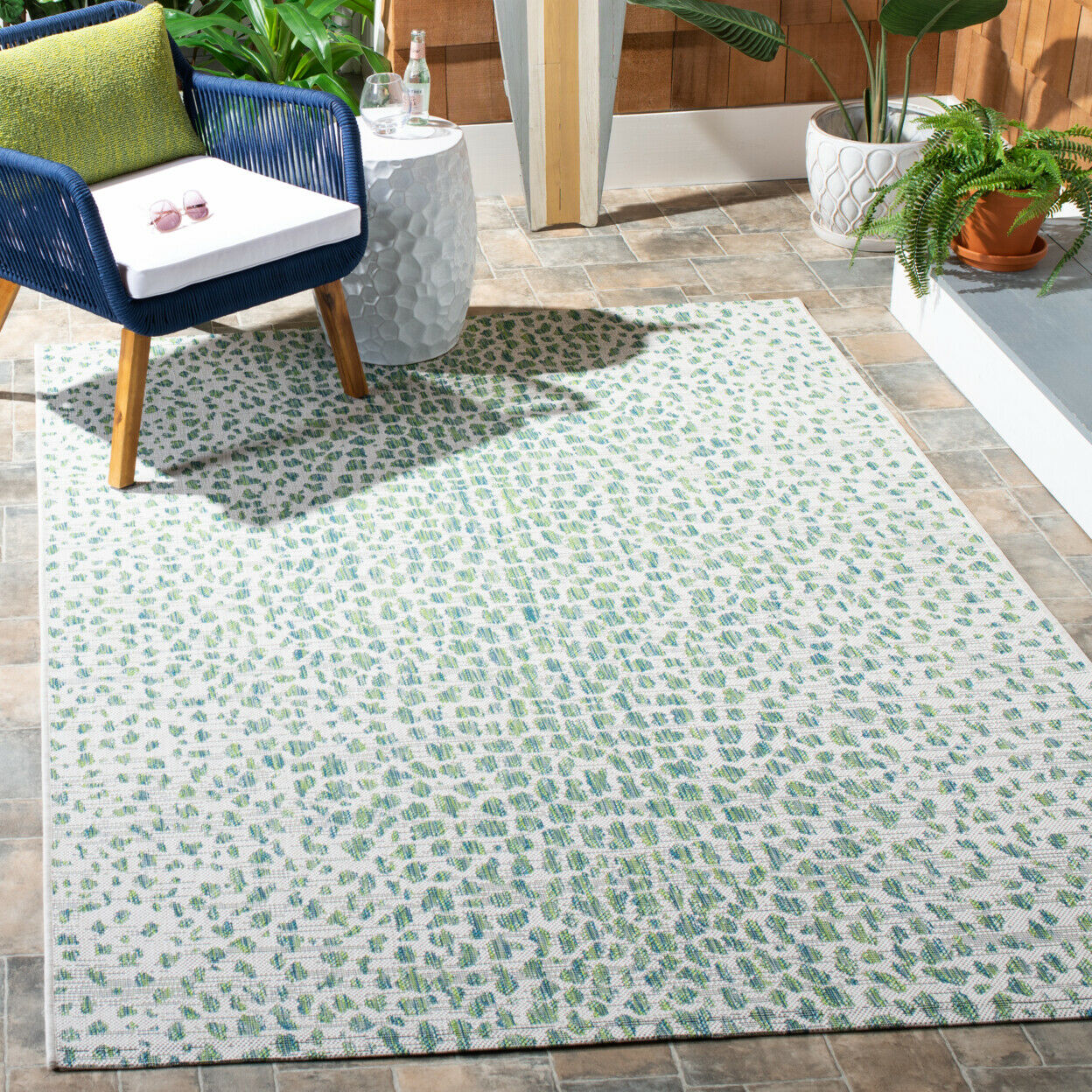 SAFAVIEH Outdoor Courtyard Ivory / Green Rug, 2'7