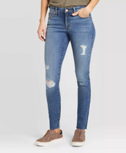Load image into Gallery viewer, Women&#39;s Mid-Rise Skinny Raw Hem Ankle Jeans
