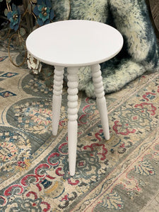 Round Accent Table with Turned Legs